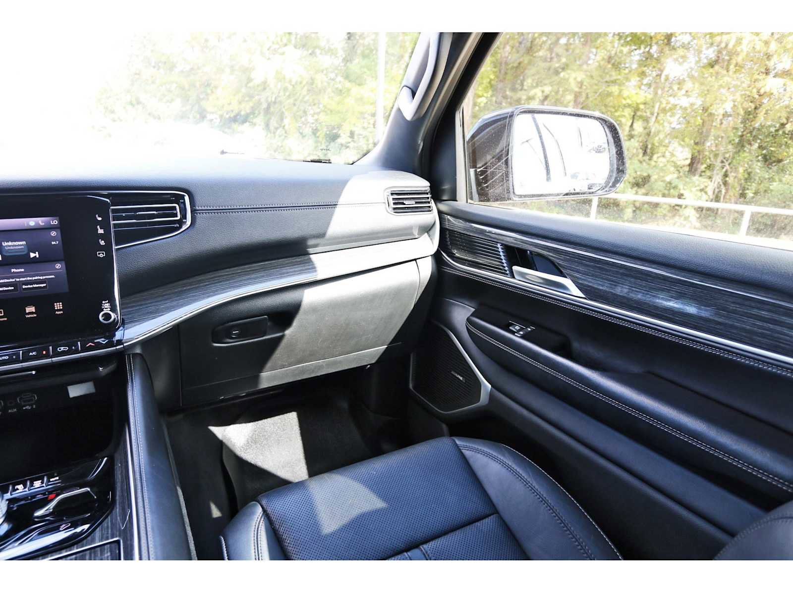 Used 2022 Jeep Wagoneer Series III w/ Flexible Seating Group image 8