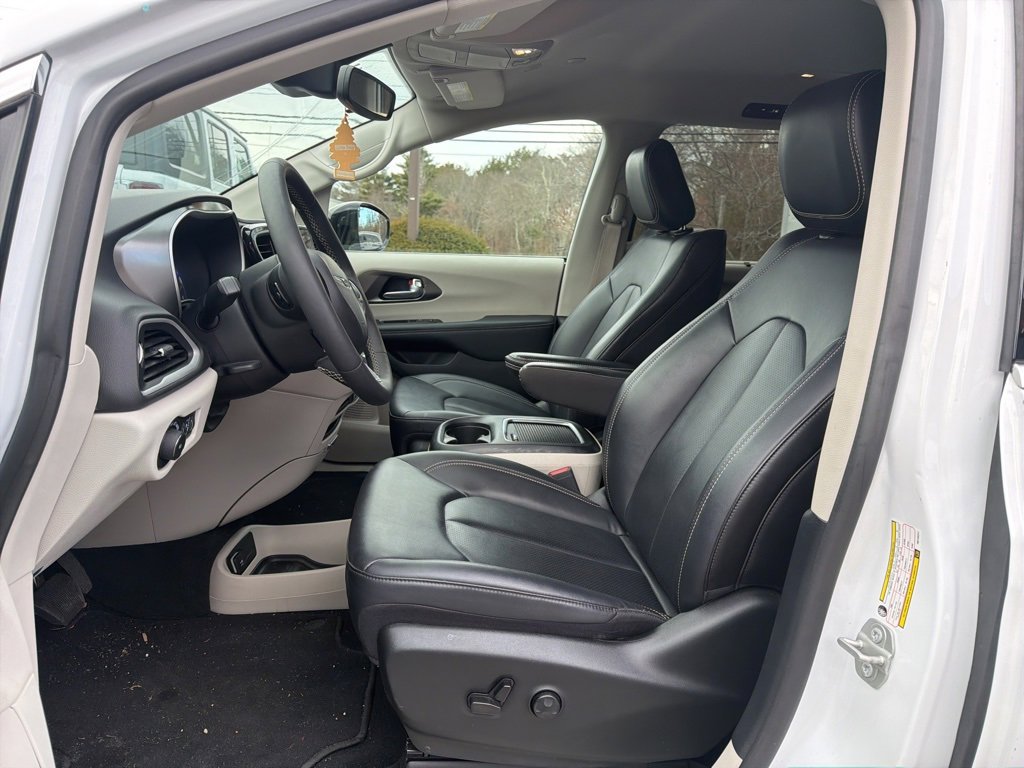 Used 2024 Chrysler Pacifica Touring-L image 8
