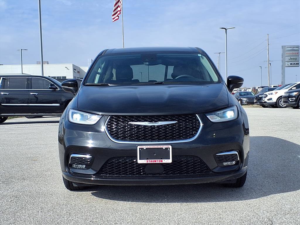 Used 2023 Chrysler Pacifica Touring-L image 10
