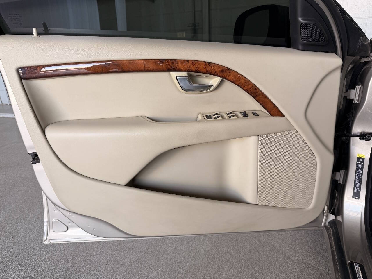 Used 2010 Volvo V70 FWD image 13