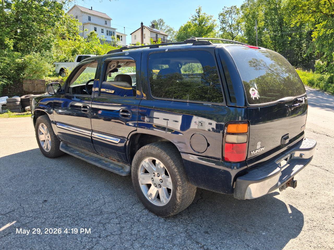 Used 2005 GMC Yukon SLT w/ SLT Preferred Equipment Group AWD/4WD image 2