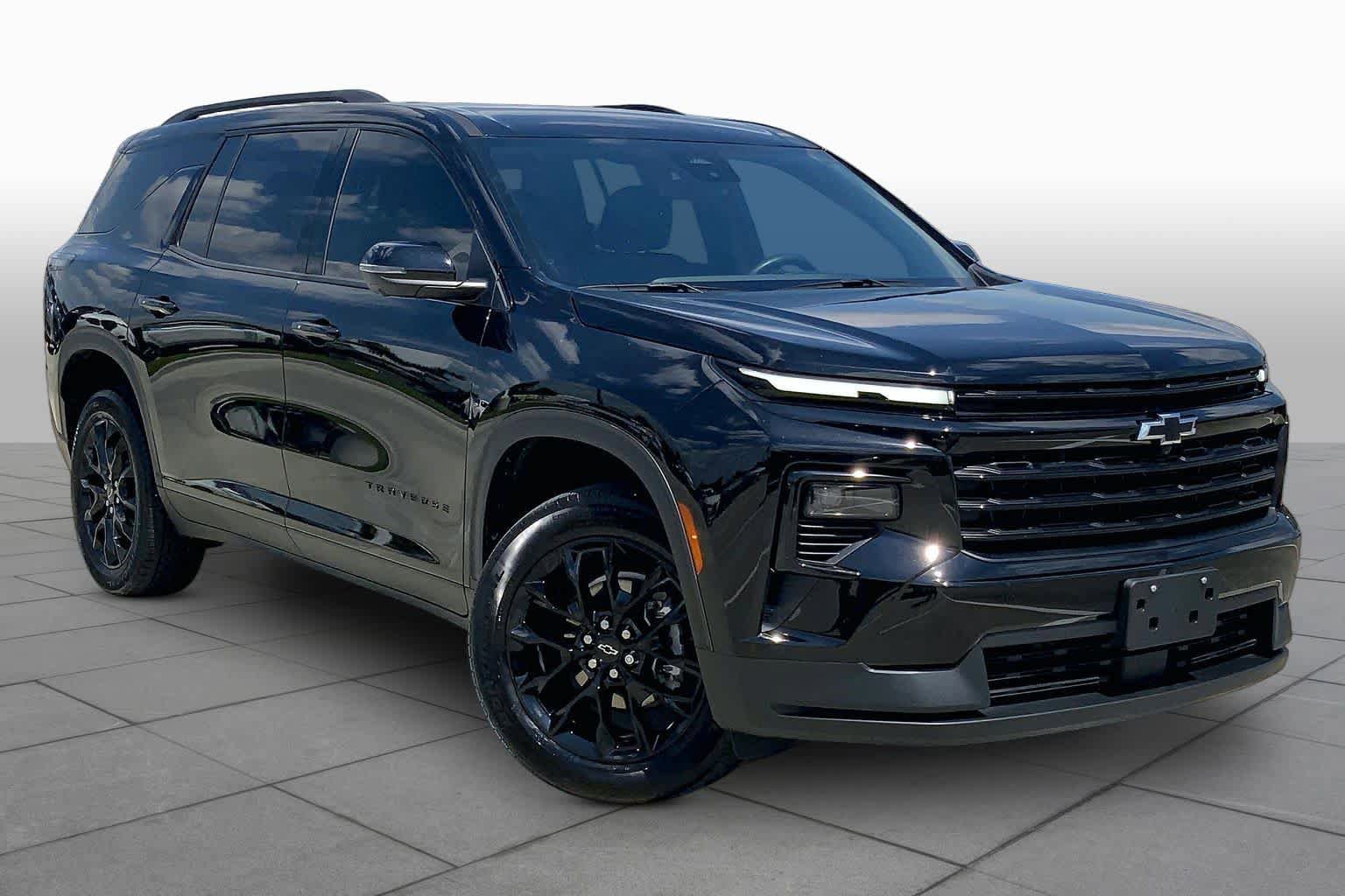 Used 2025 Chevrolet Traverse LT w/ Midnight/Sport Edition FWD image 2