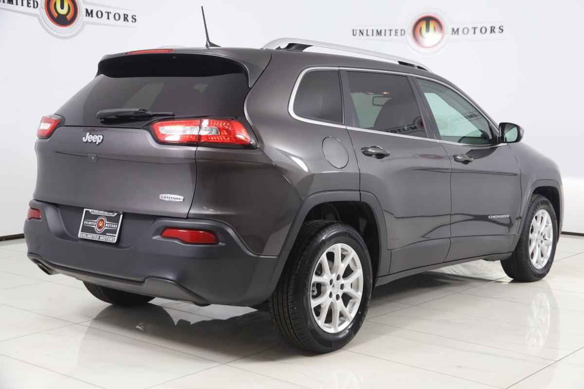 Used 2018 Jeep Cherokee Latitude Plus w/ Cold Weather Group FWD image 3