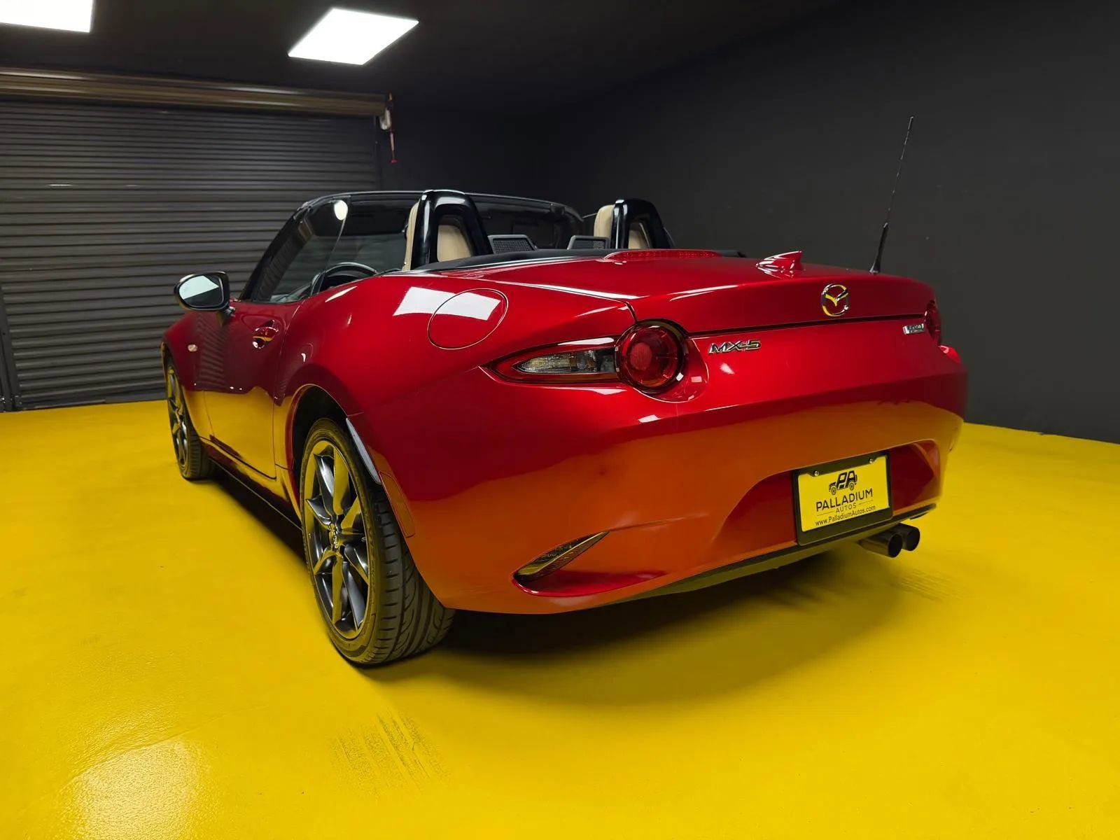 Used 2016 MAZDA MX-5 Miata Grand Touring RWD image 3