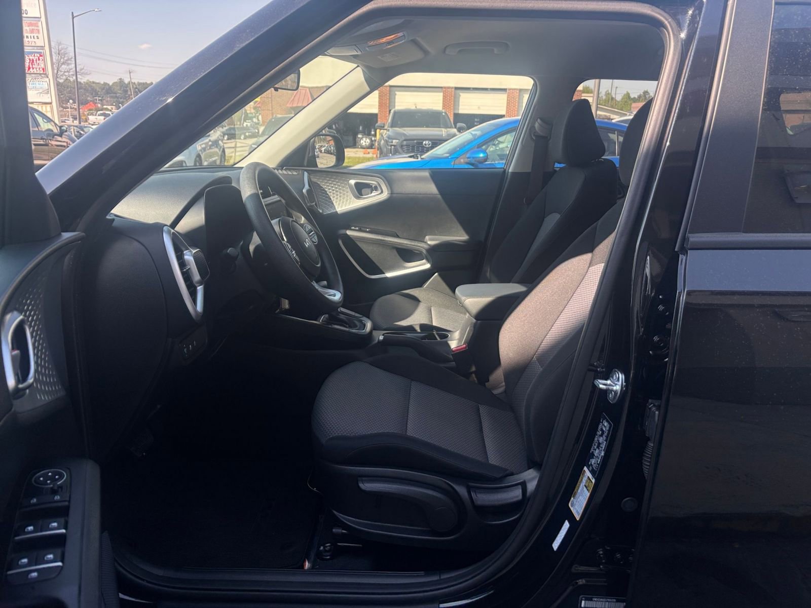 Used 2025 Kia Soul LX w/ LX Technology Package FWD image 25