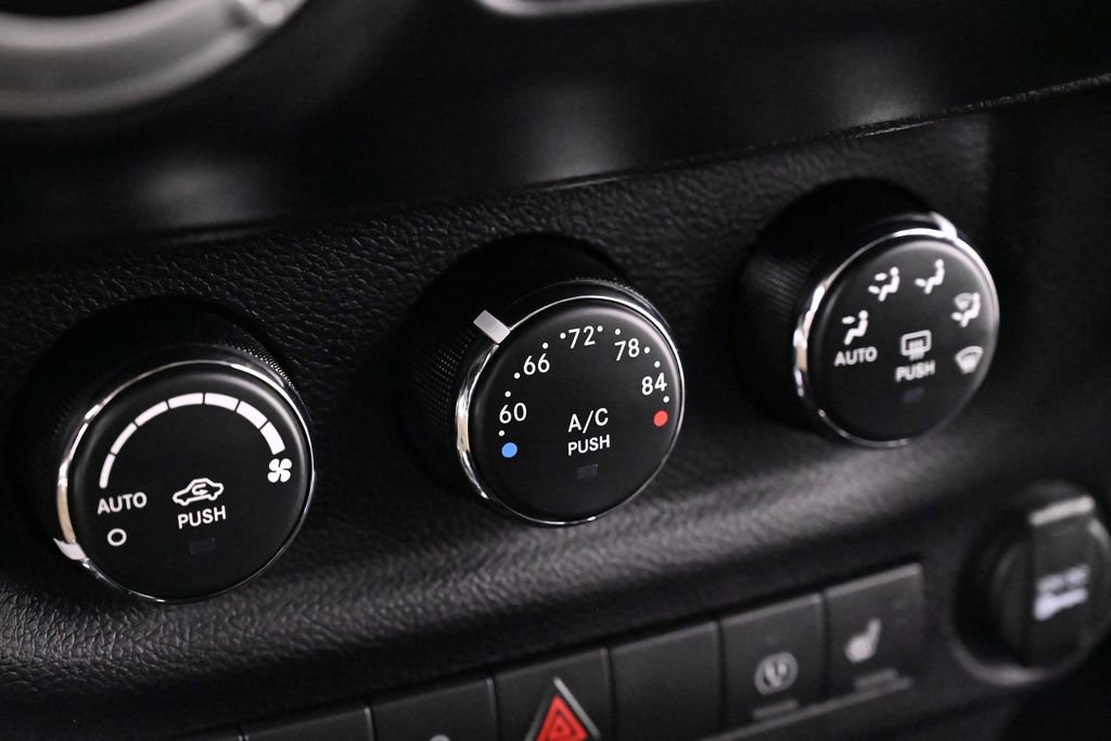 Used 2016 Jeep Wrangler Unlimited Rubicon w/ Connectivity Group AWD/4WD image 19