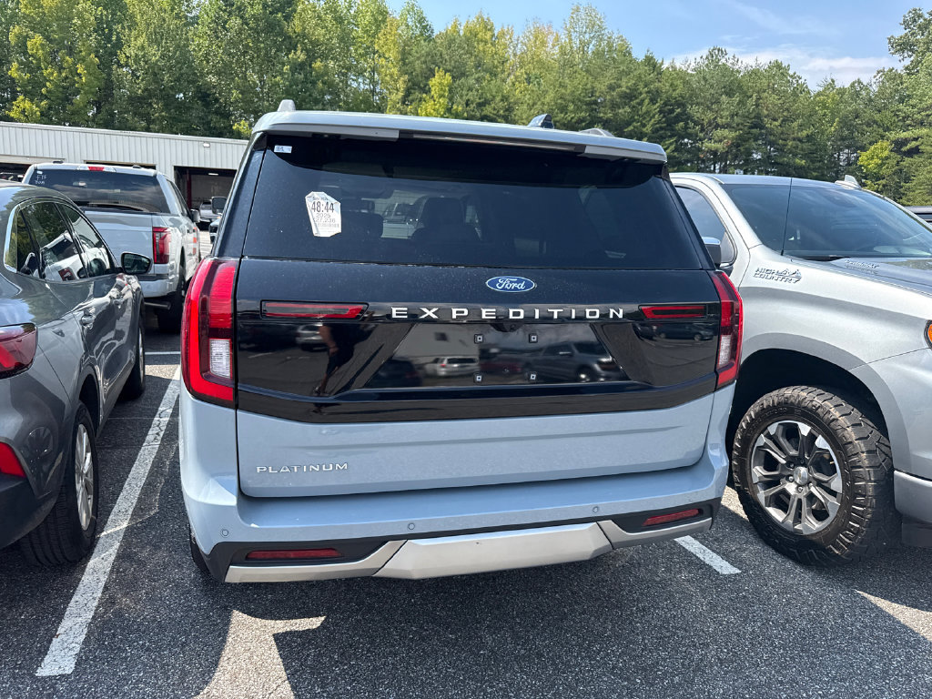 Used 2025 Ford Expedition Platinum w/ Driver's Package AWD/4WD image 12