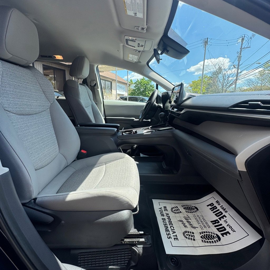 Used 2022 Toyota Sienna LE AWD/4WD image 19