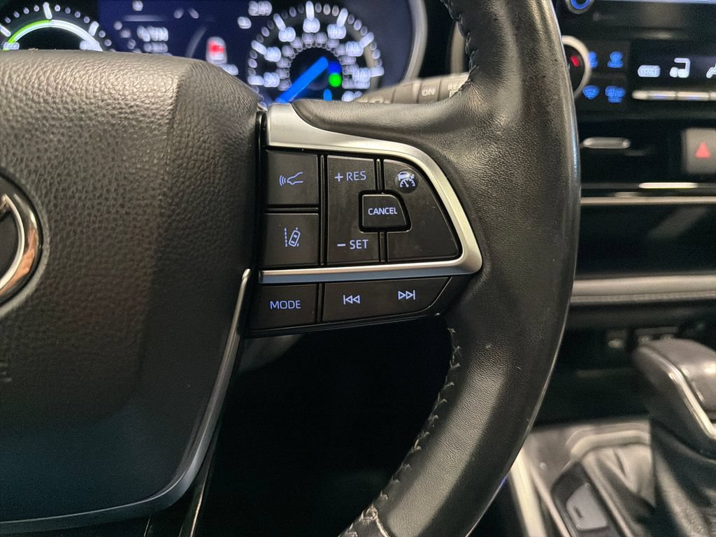 Used 2021 Toyota Highlander XLE AWD/4WD image 12