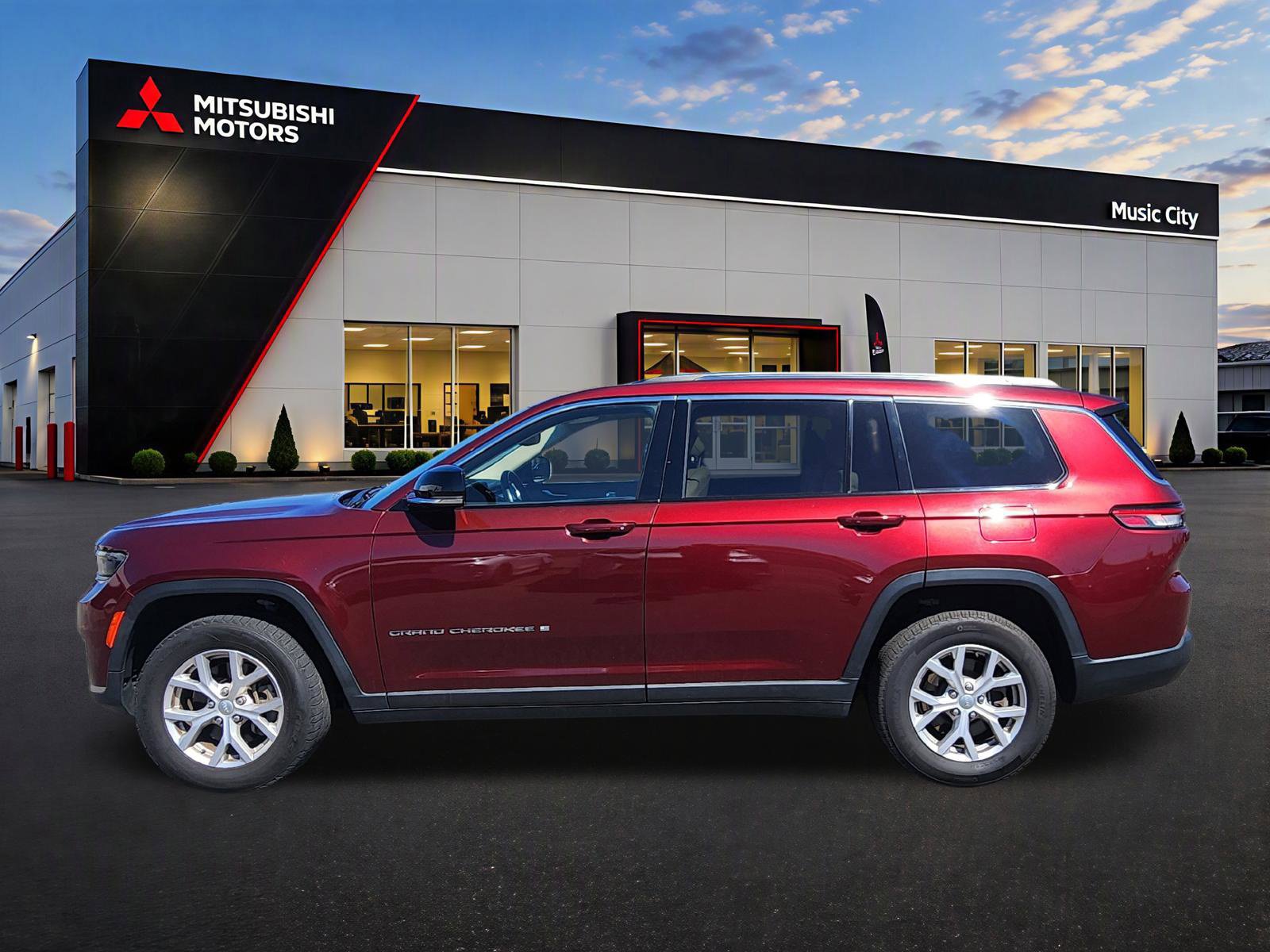 Used 2021 Jeep Grand Cherokee L Limited AWD/4WD image 2