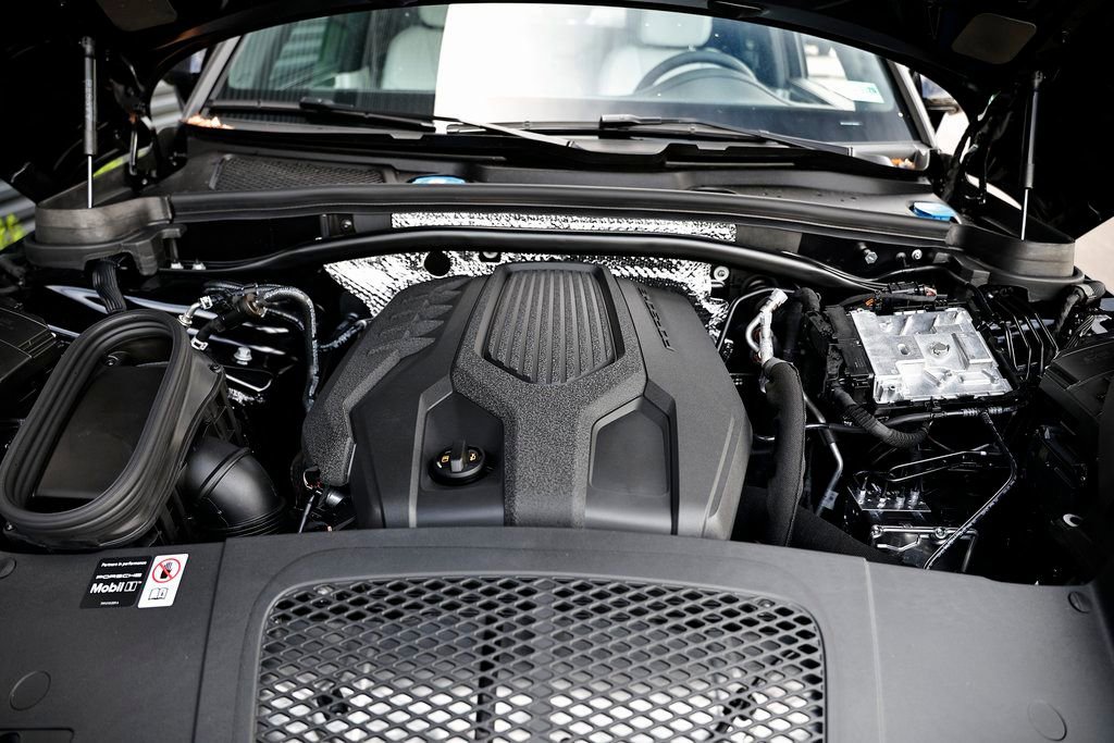 Certified 2026 Porsche Macan image 35