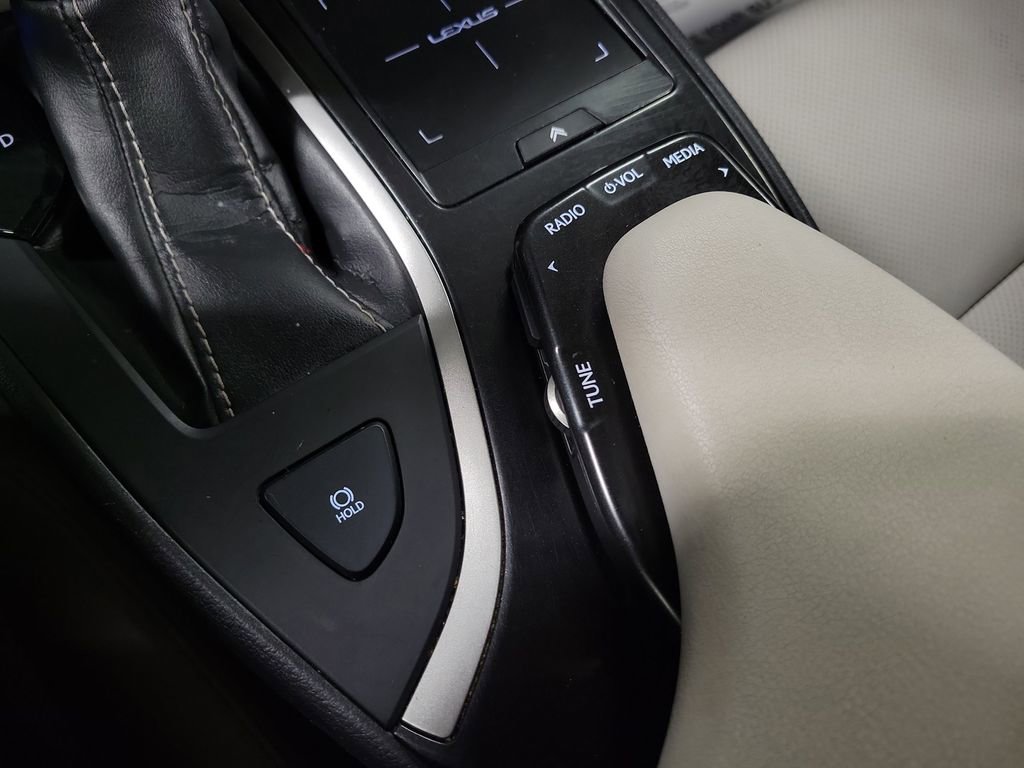 Used 2019 Lexus UX 200 w/ Premium Package image 16