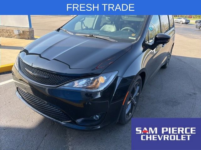 Used 2020 Chrysler Pacifica Touring-L Plus w/ S Appearance Package FWD image 1
