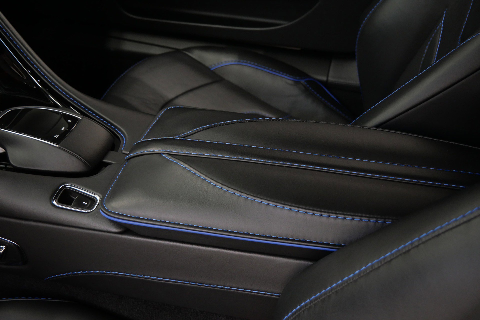 Used 2020 Aston Martin DBS Superleggera RWD image 30