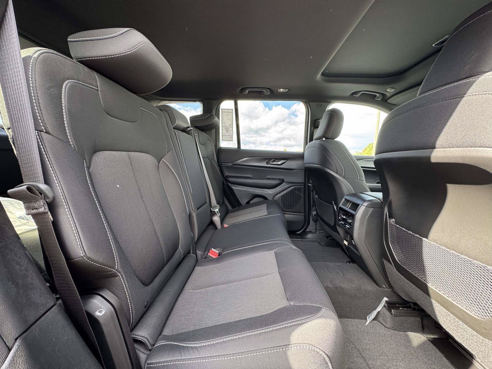 New 2025 Jeep Grand Cherokee Laredo X w/ Luxury Tech Group I AWD/4WD image 15