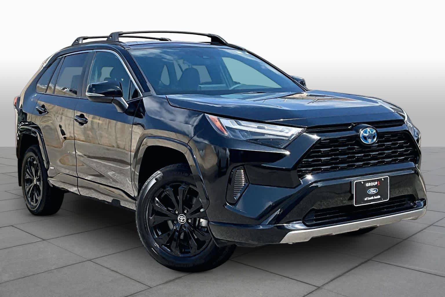 Used 2024 Toyota RAV4 SE AWD/4WD image 3