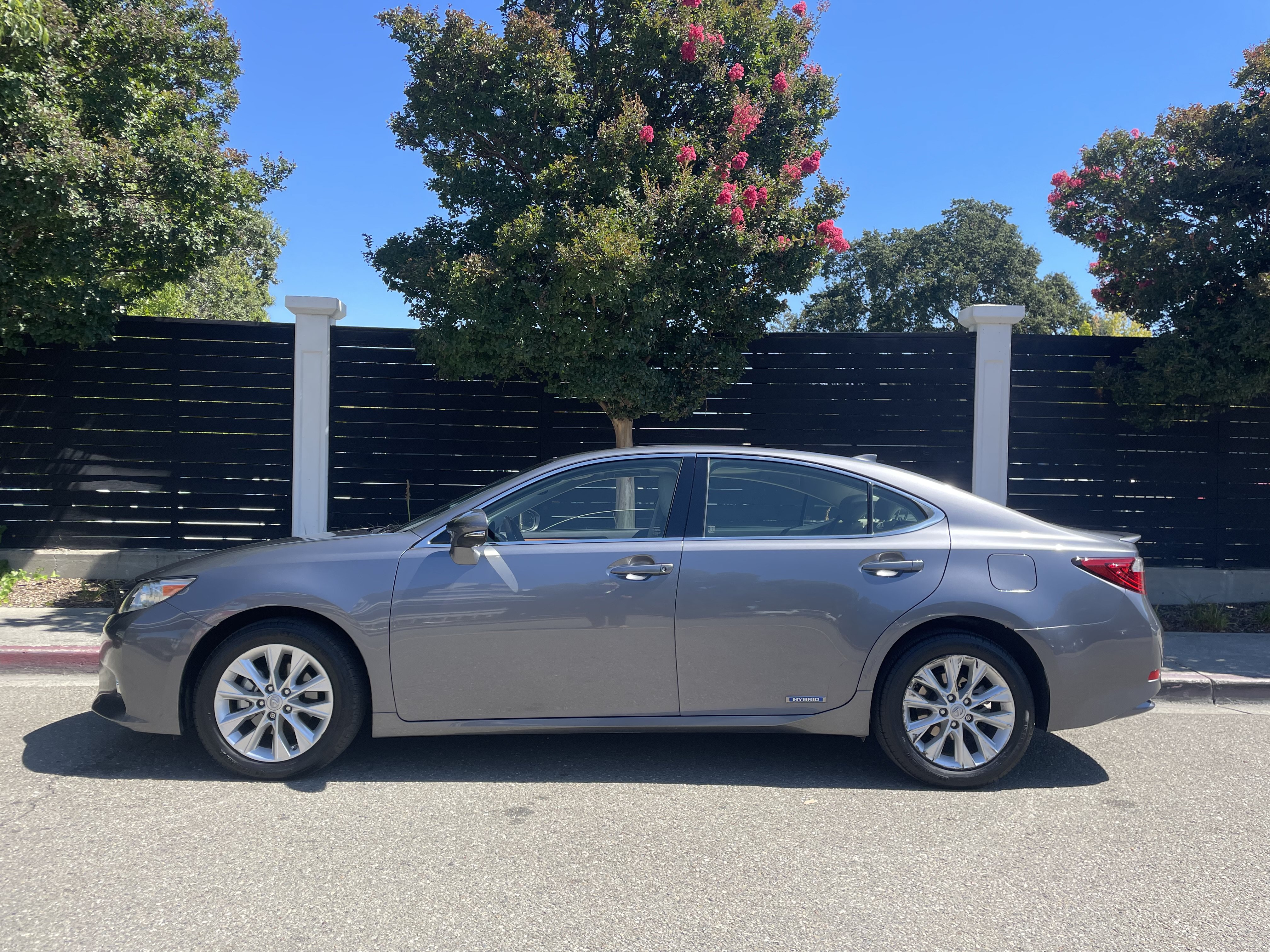 Used 2015 Lexus ES 300h w/ Navigation System Package FWD image 1