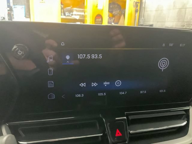 Used 2025 Chevrolet TrailBlazer LT AWD/4WD image 17