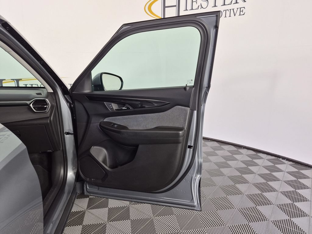 Used 2024 Chevrolet TrailBlazer LT FWD image 35