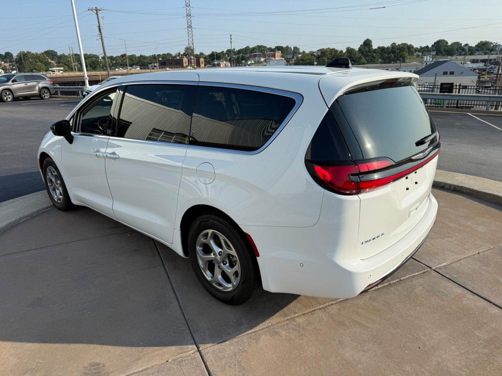 Used 2024 Chrysler Pacifica Limited FWD image 10