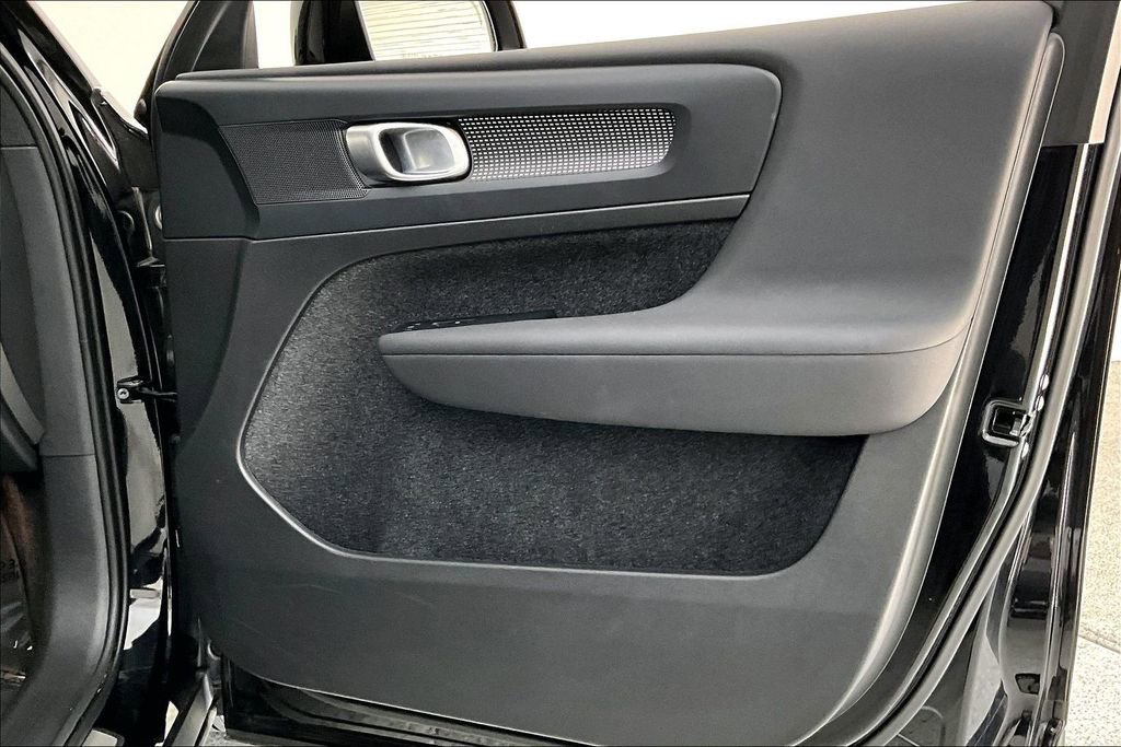 Certified 2025 Volvo XC40 B5 Plus image 26
