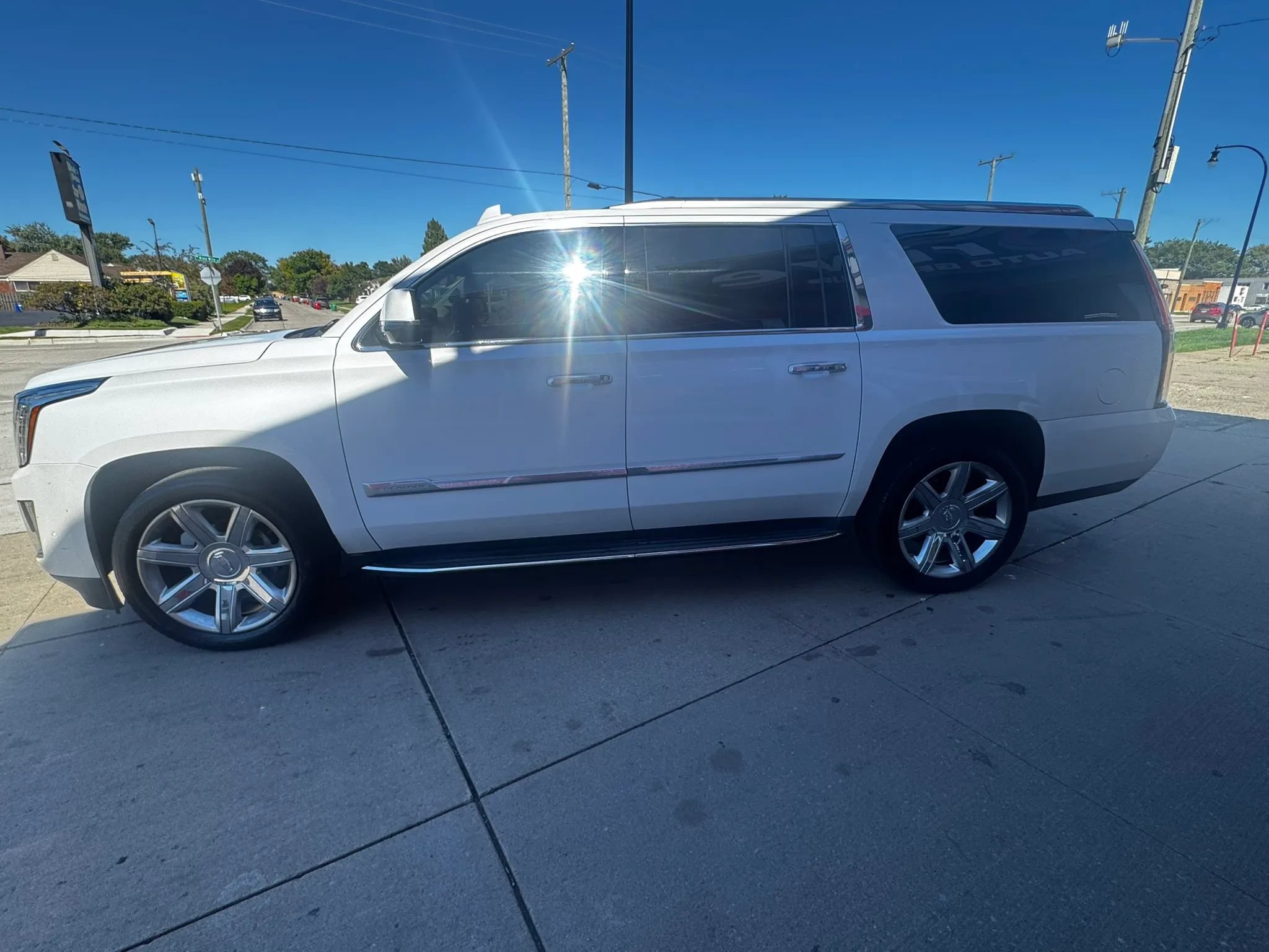 Used 2017 Cadillac Escalade ESV Luxury AWD/4WD image 6