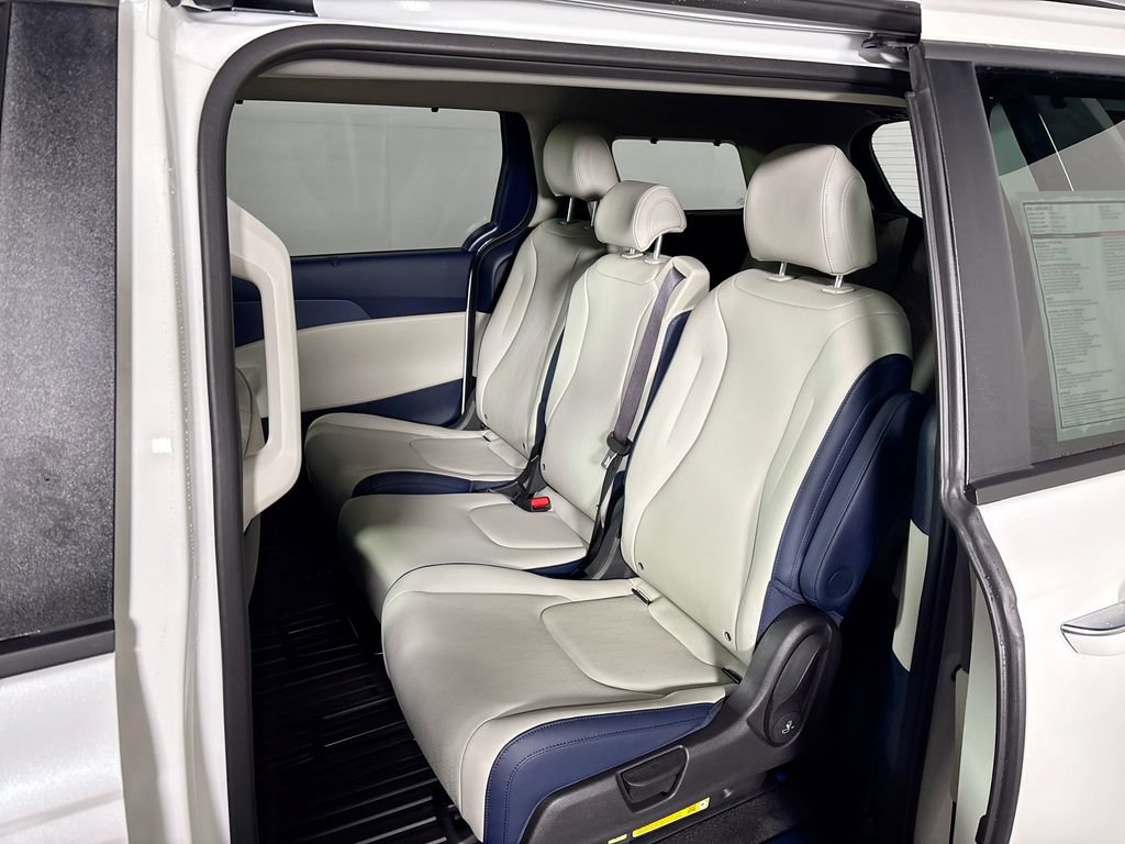 New 2026 Kia Carnival EX FWD image 19