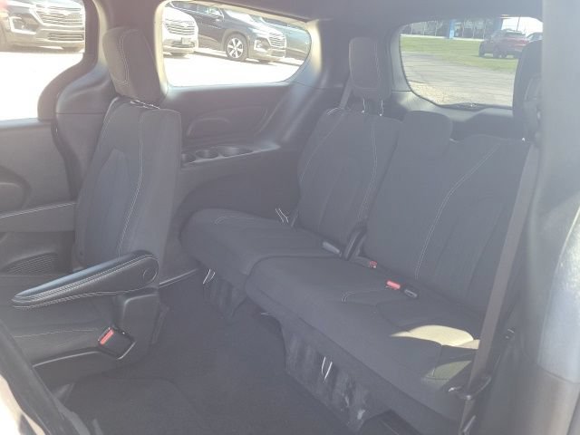 Used 2023 Chrysler Pacifica Touring FWD image 29