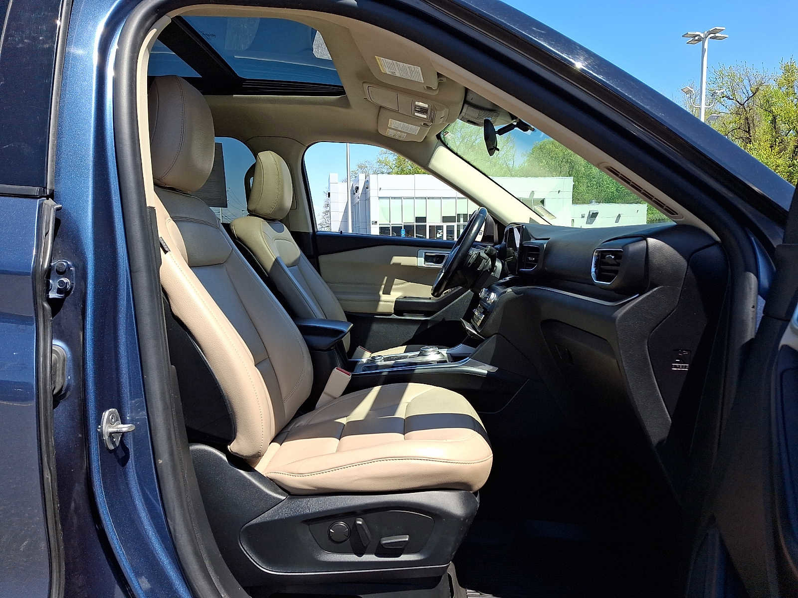 Used 2020 Ford Explorer XLT w/ Equipment Group 202A AWD/4WD image 16