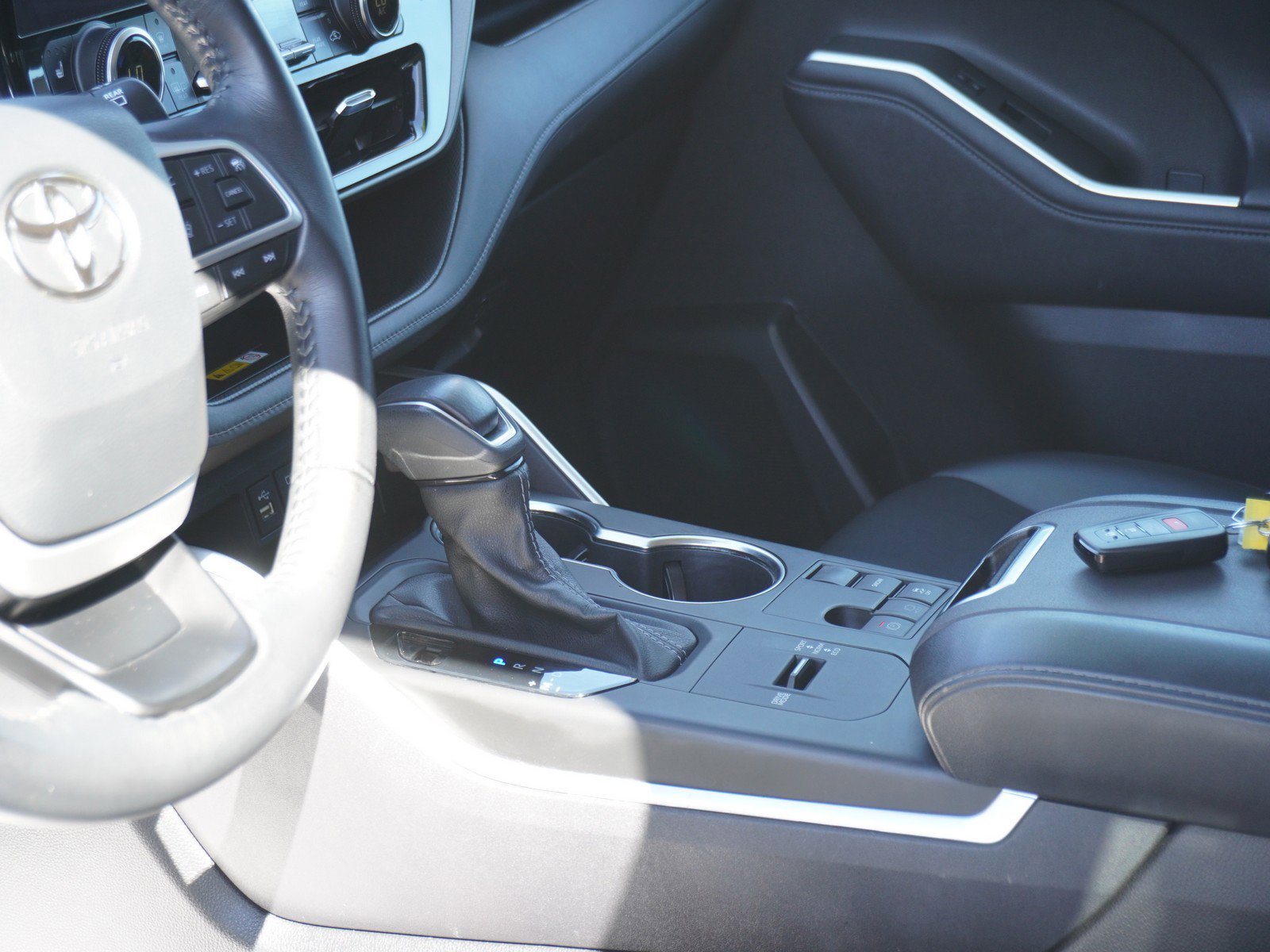 Used 2023 Toyota Highlander XLE image 23