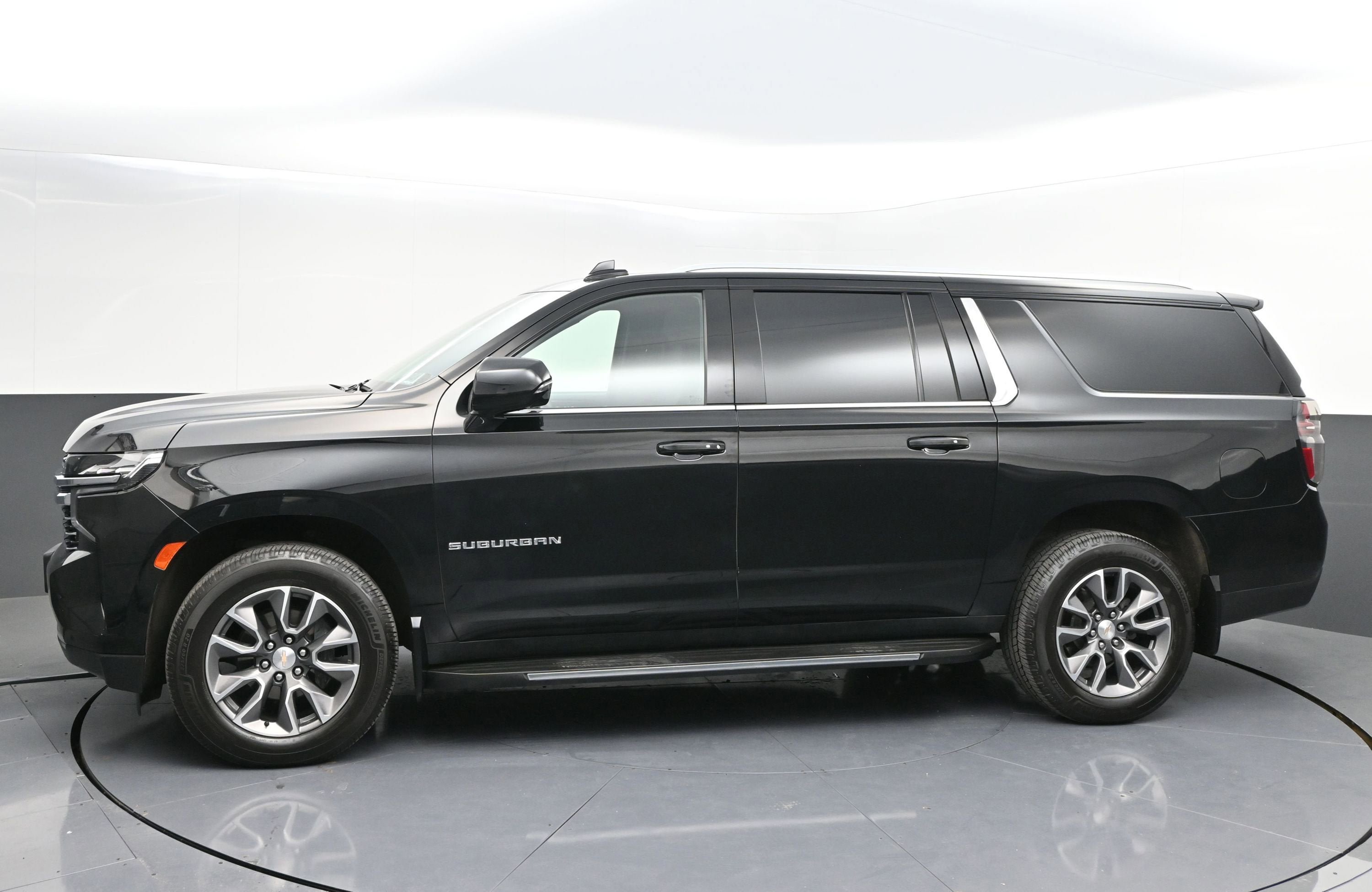 Used 2023 Chevrolet Suburban LT w/ Luxury Package AWD/4WD image 4