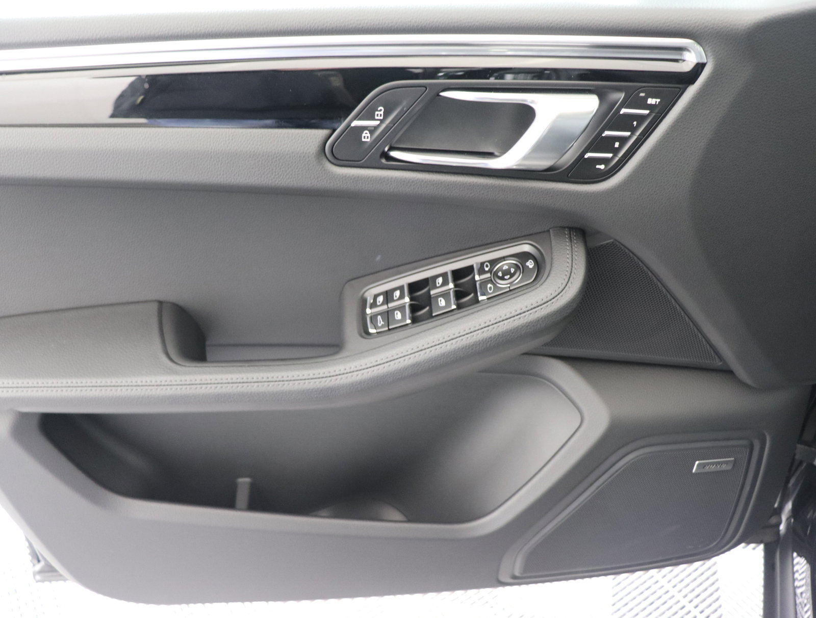 Used 2025 Porsche Macan image 24