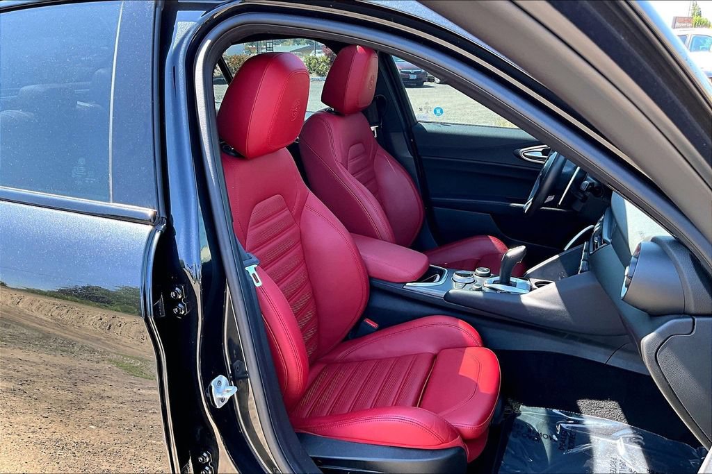 Used 2022 Alfa Romeo Giulia Veloce RWD image 10