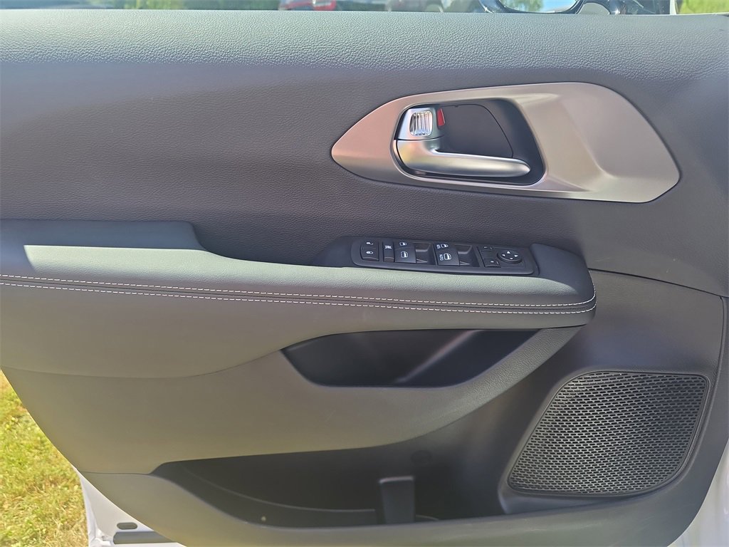 New 2025 Chrysler Voyager LX image 11