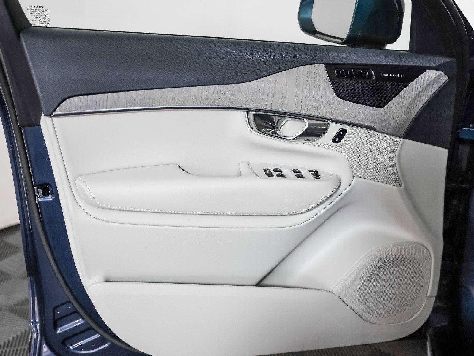 Used 2023 Volvo XC90 T8 Plus image 25