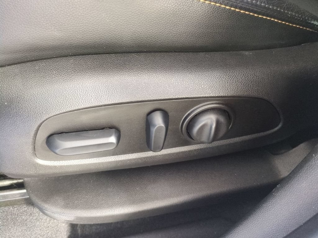 Used 2018 Chevrolet Equinox Premier FWD image 23