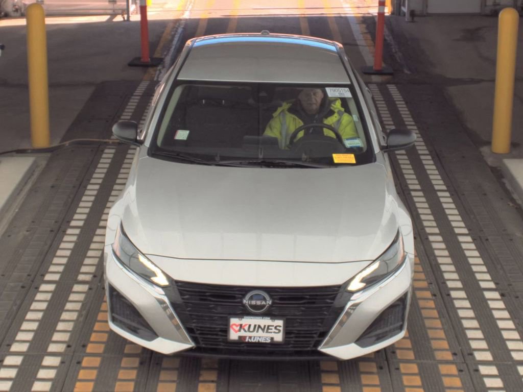 Used 2024 Nissan Altima 2.5 SV image 15