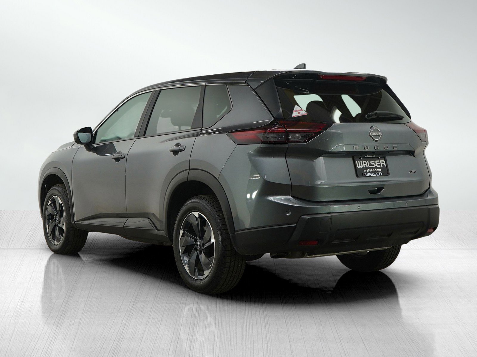 Used 2025 Nissan Rogue SV image 3