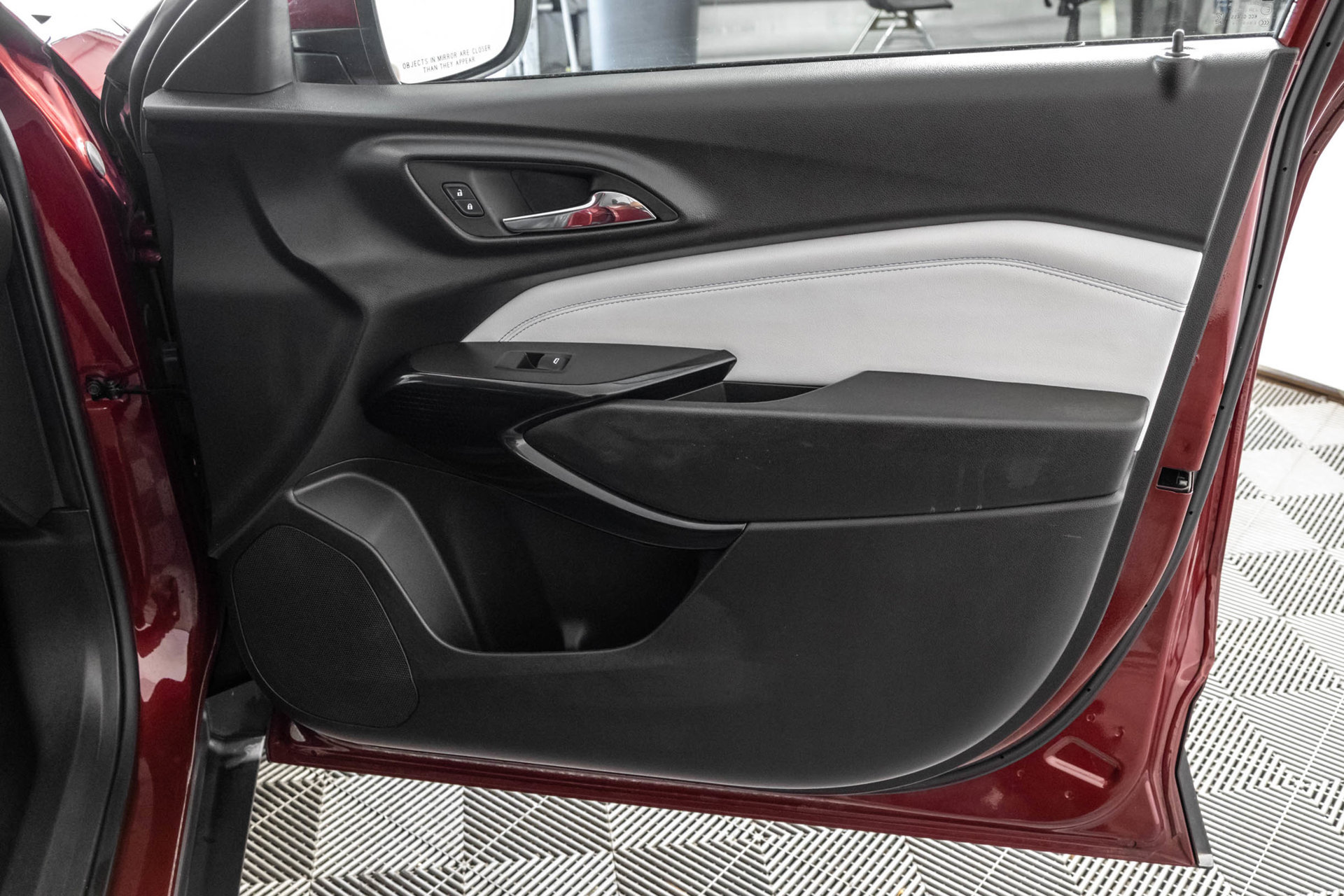 Used 2025 Chevrolet Trax LT FWD image 40