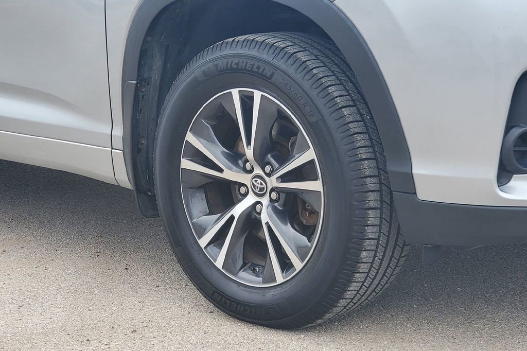Used 2017 Toyota Highlander LE AWD/4WD image 28