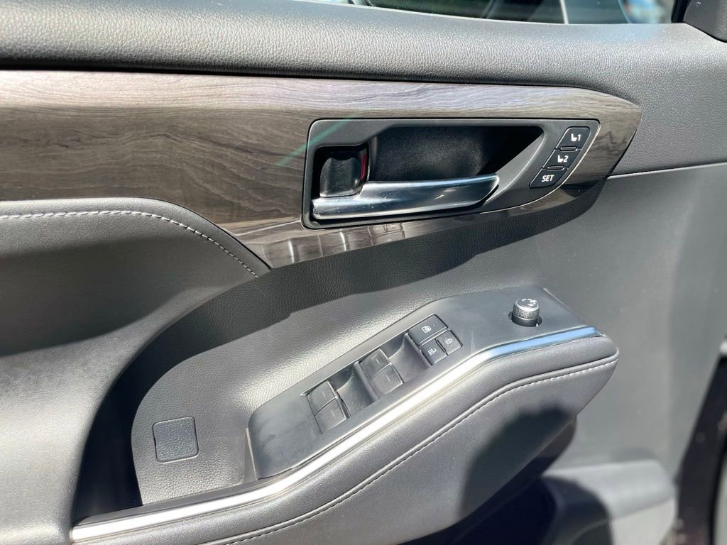 Used 2020 Toyota Highlander Platinum AWD/4WD image 9