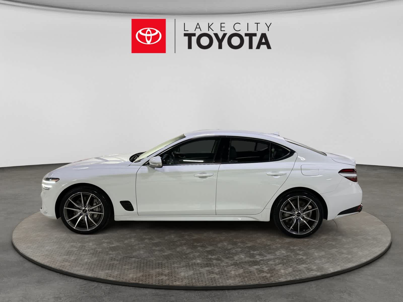 Used 2025 Genesis G70 2.5T RWD image 3