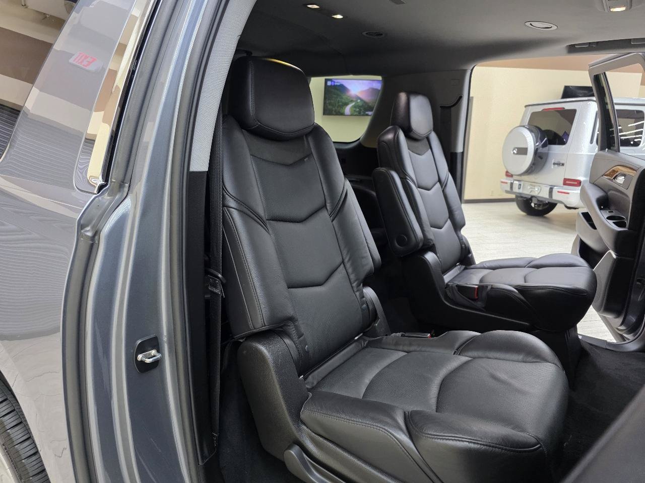 Used 2018 Cadillac Escalade ESV Luxury RWD image 24