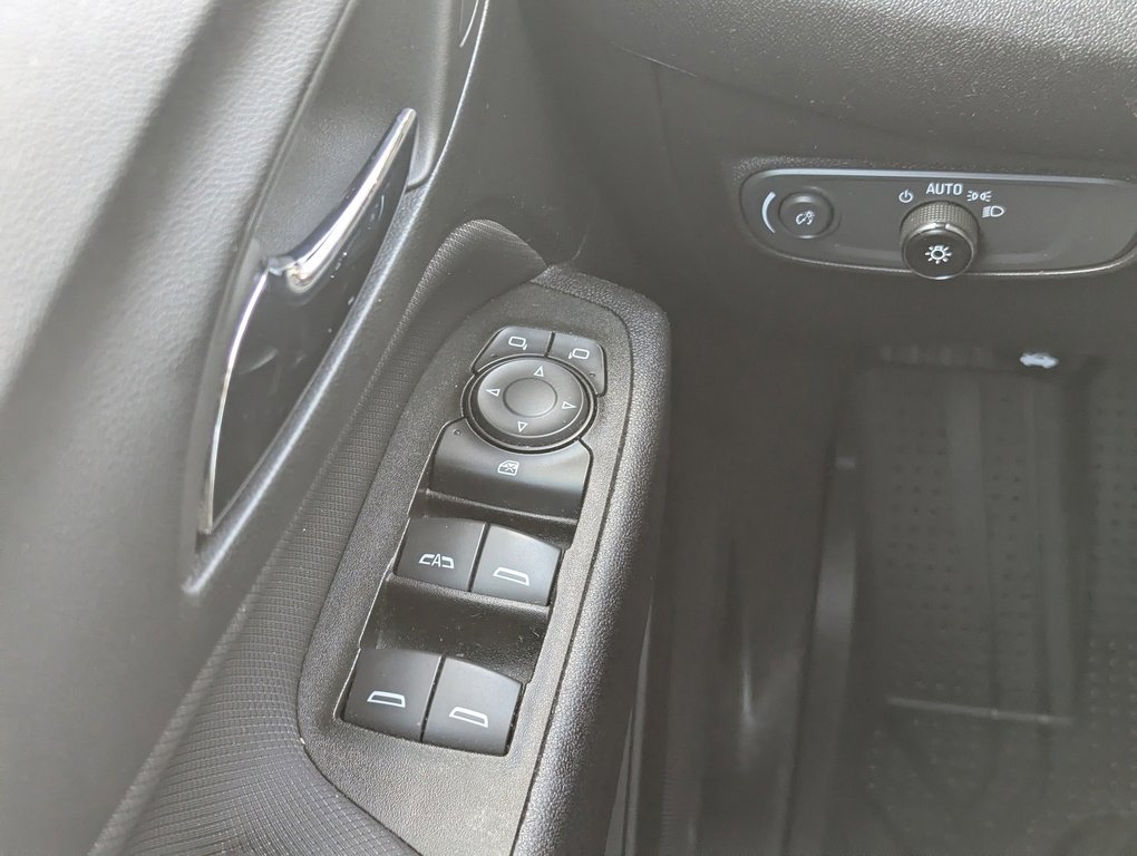 Used 2023 Chevrolet Equinox RS w/ RS Leather Package image 28