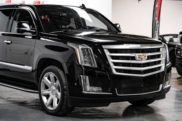 Used 2018 Cadillac Escalade Luxury image 3