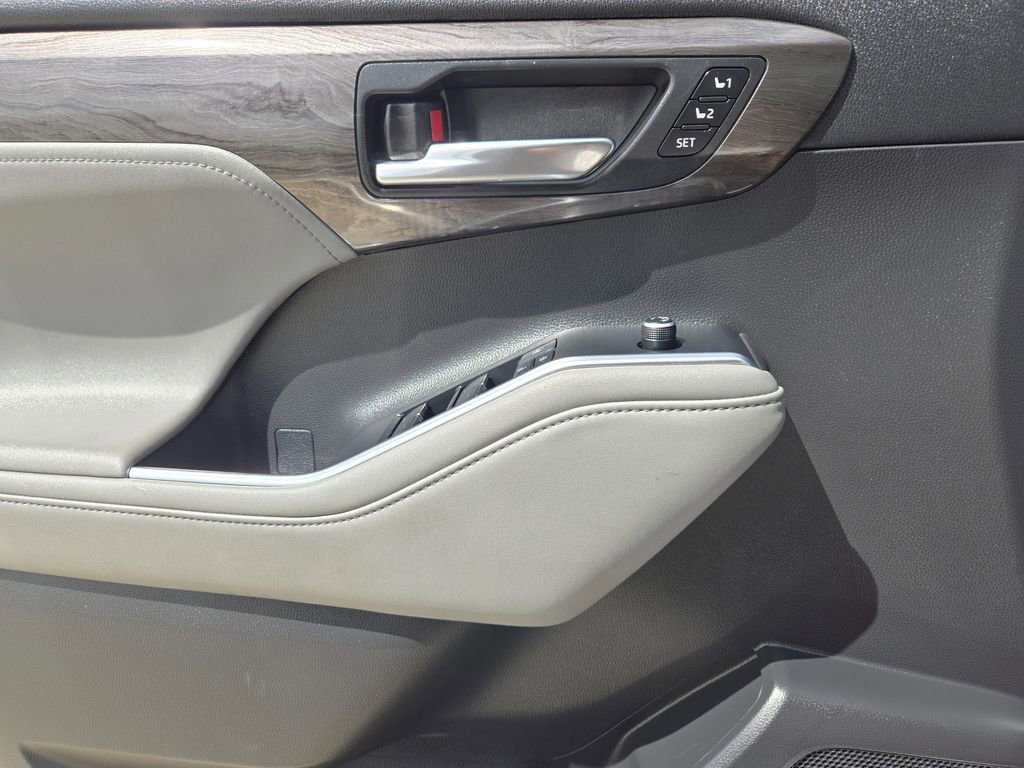 Used 2022 Toyota Highlander Platinum FWD image 25