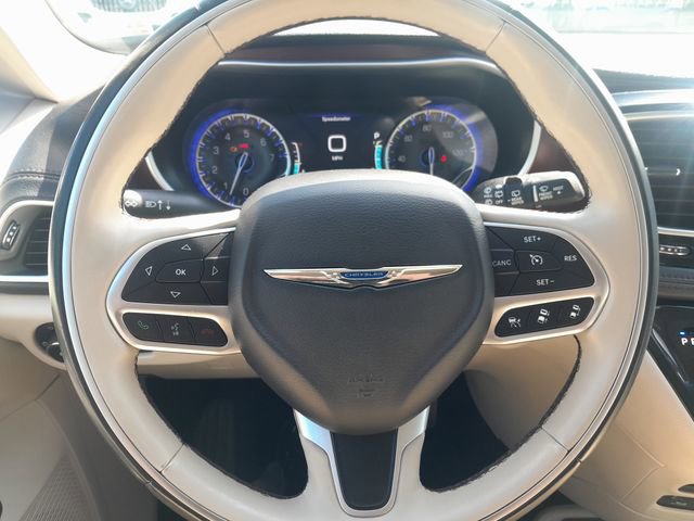 Used 2017 Chrysler Pacifica Limited w/ UConnect Theater Package FWD image 5