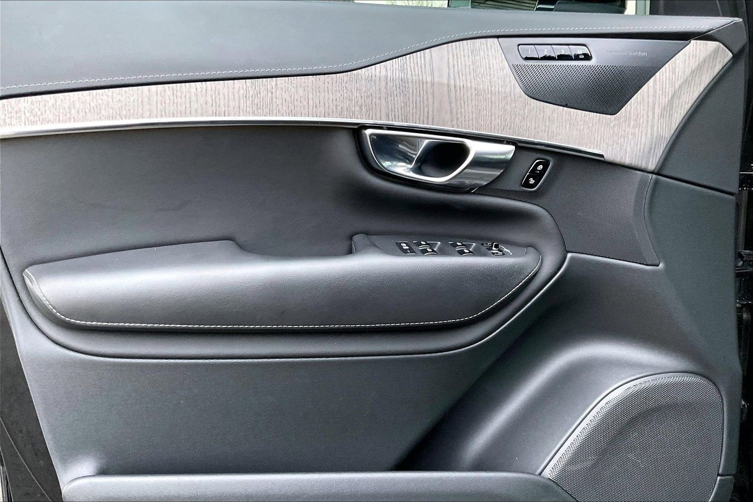 Used 2022 Volvo XC90 T6 Inscription w/ Climate Package image 16