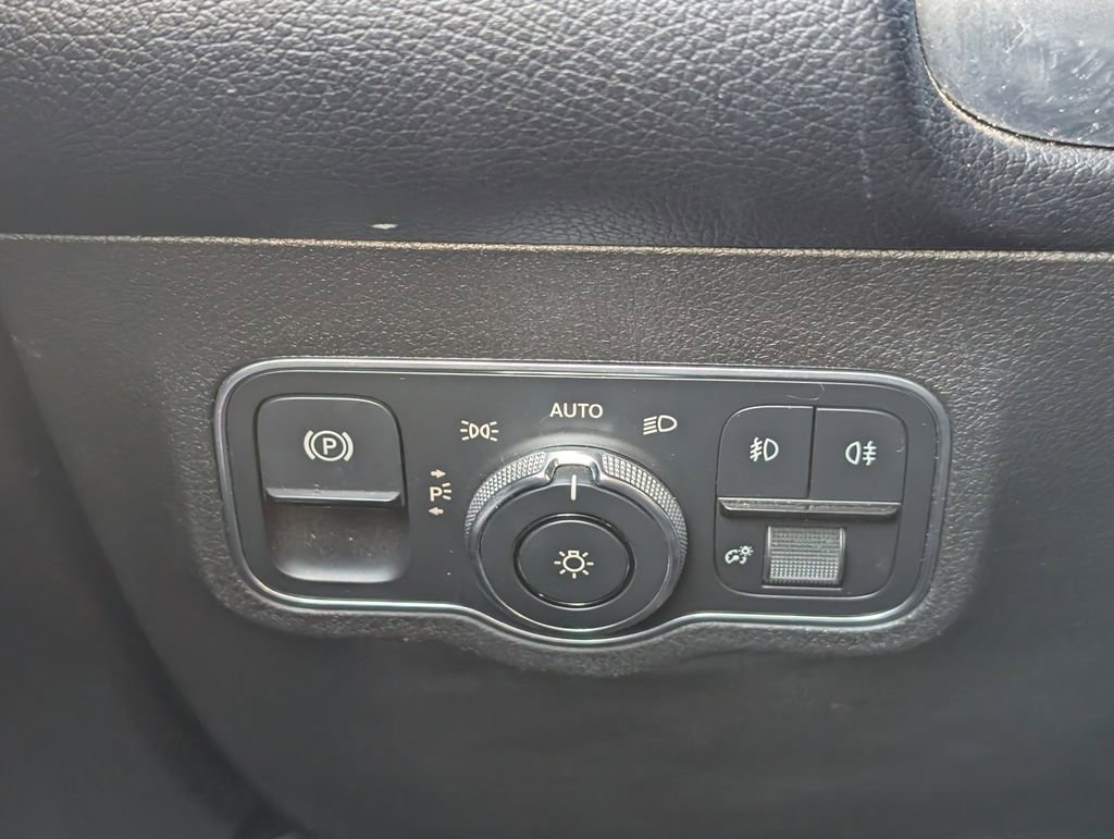 Used 2020 Mercedes-Benz GLB 250 4MATIC w/ Premium Package image 19