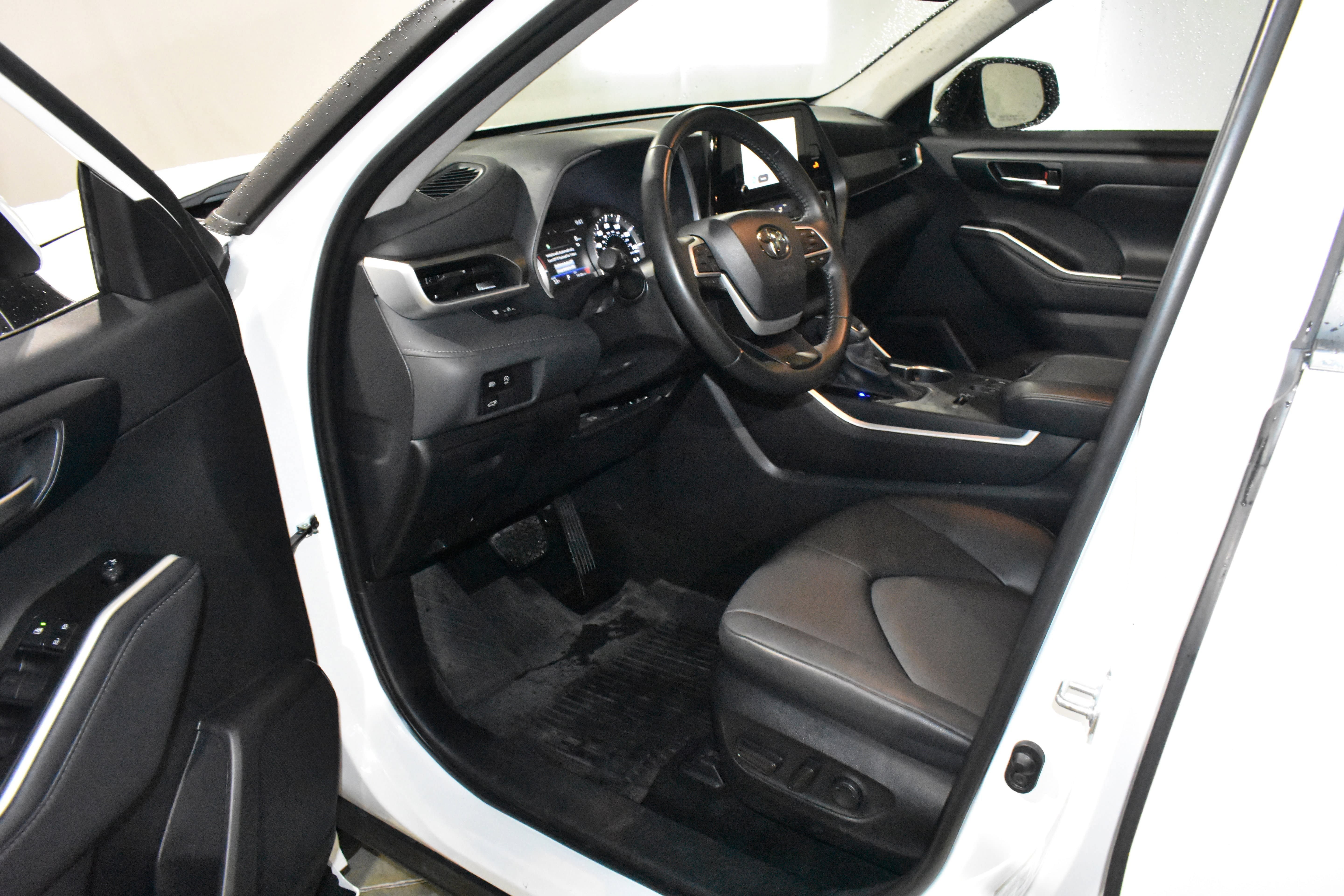 Used 2025 Toyota Highlander XLE FWD image 21